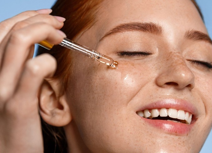 Chuyên gia ngành thẩm mỹ khuyến khích thêm peptide và retinol vào chu trình chăm sóc da để làm chậm tốc độ xuất hiện dấu hiệu lão hóa.