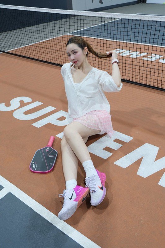 Trên trang cá nhân,  diễn viên Quỳnh Kool vừa khoe loạt ảnh trên sân pickleball. Trong buổi tập luyện, cô kết hợp chân váy ngắn cùng áo bra và áo khoác. Ảnh: FB Quỳnh Kool.