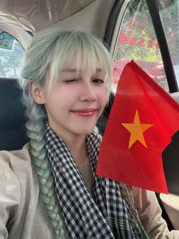 Không chỉ gây ấn tượng bởi phong cách chân phương, nụ cười rạng rỡ, đầy tự hào của cô nàng trong từng khung hình mới thực sự chạm đến trái tim người xem. Đặc biệt, dòng trạng thái "Kiếp sau vẫn là người Việt Nam" mà Hậu Hoàng đính kèm càng khiến cảm xúc của người hâm mộ vỡ òa, gợi lên niềm tự hào và tình yêu quê hương đất nước sâu sắc. Một câu nói ngắn gọn nhưng hàm chứa tình yêu tổ quốc cháy bỏng, khẳng định tinh thần gắn bó máu thịt với cội nguồn dân tộc.