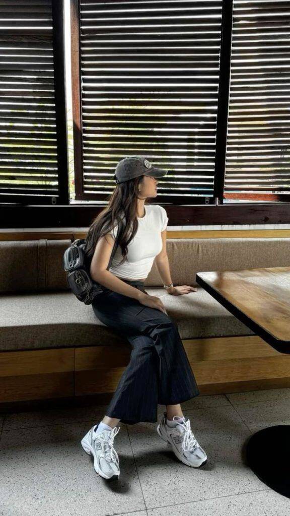 Chị em đi xem diễu binh 30/4 tham khảo ngay 8 outfit vừa ăn ảnh vừa thoải mái này - 18