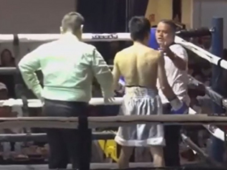 Sửng sốt boxing Việt Nam: Võ sĩ điên tiết vì đang đấu thì HLV xin thua