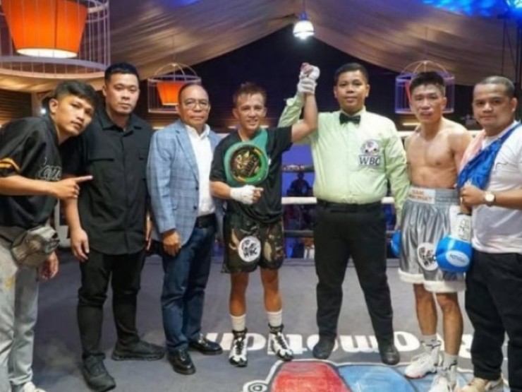 Cổ động viên làng võ Việt Nam bức xúc vụ Sẳm Minh Phát đang đấu thì HLV xin thua