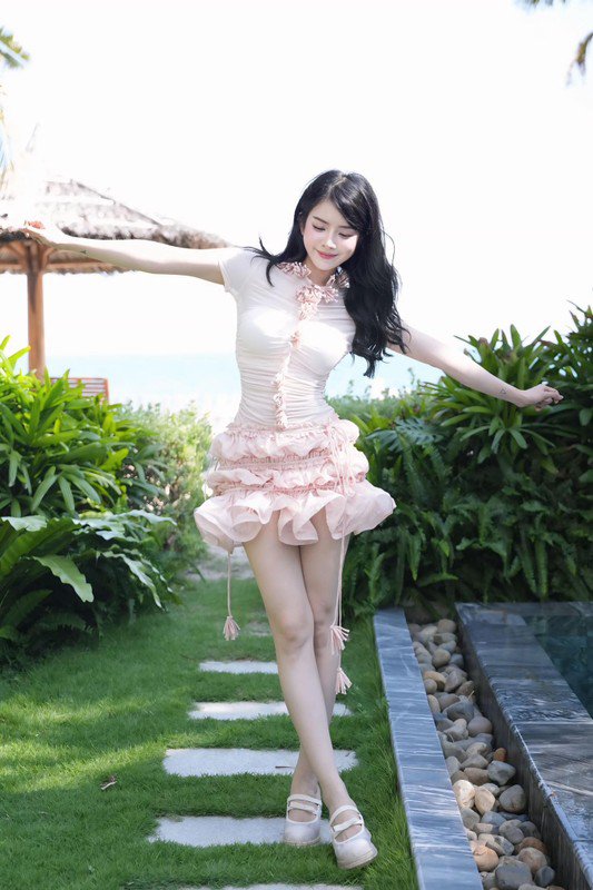 DJ Mie tên thật là Trương Tiểu My, được biết đến rộng rãi nhờ phong cách chơi nhạc hiện đại, sôi động và ngoại hình nổi bật.