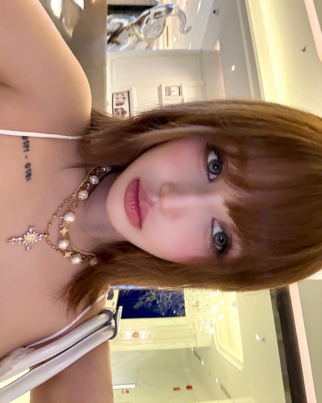Trong loạt ảnh, Xoài Non diện trang phục nổi bật với corset trắng kết hợp cùng quần ống rộng kẻ sọc, khoe khéo vóc dáng thon gọn cùng phong cách thời trang vừa ngọt ngào vừa cá tính.
