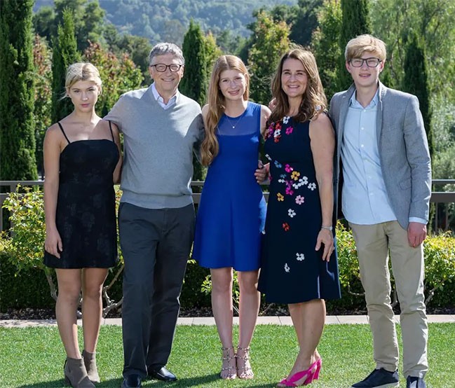 Bill Gates bên vợ cũ và các con. Ảnh: Instagram Bill Gates
