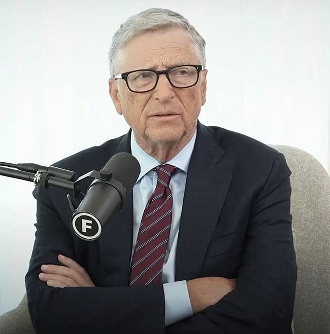 Tỷ phú Bill Gates trong cuộc trò chuyện với Raj Shamani. Ảnh: YouTube