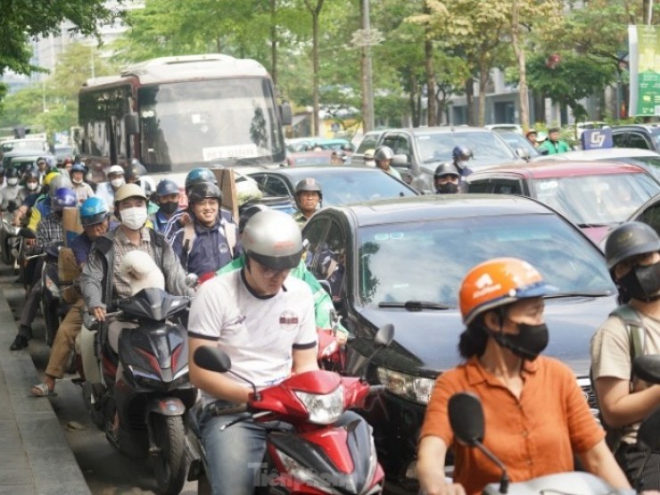 Đông “nghẹt thở“, người dân cố nhích từng bước rời Hà Nội trước kỳ nghỉ lễ 30/4