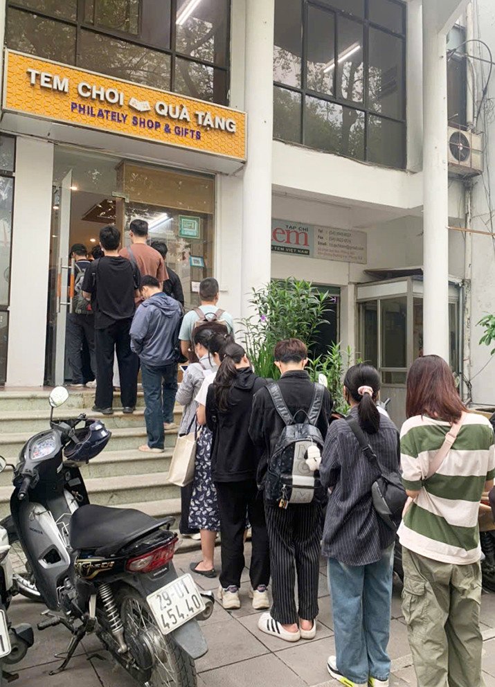 Người yêu tem, các nhà sưu tập, các bạn trẻ và người dân hào hứng mua tem tại một cửa hàng của Công ty Tem Việt Nam ở Hà Nội