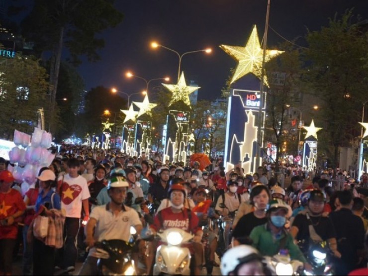 Cảnh tượng náo nhiệt chưa từng có ở phố đi bộ Nguyễn Huệ, bến Bạch Đằng chờ đại lễ 30/4