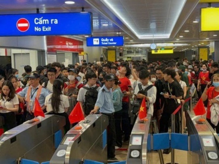Ngay lúc này, metro ken kín người dân đổ về trung tâm TP HCM