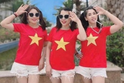 Đổ xô mua áo cờ đỏ sao vàng mặc dịp lễ 30/4