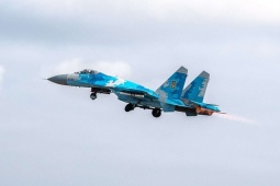 Video: Khoảnh khắc chiến đấu cơ Su-27 bốc cháy, rơi xuống đất khi truy đuổi UAV Geran-2 của Nga