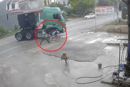 Clip: Khoảnh khắc thót tim người đàn ông kéo cháu bé khỏi điểm mù xe hổ vồ