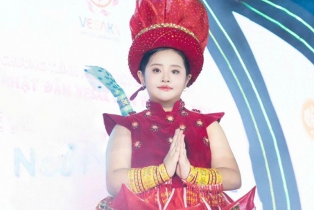“Hoa sen đỏ” Dory Như tỏa sáng trong đêm nghệ thuật "Việt Nam muôn thuở sáng ngời đạo thiêng"