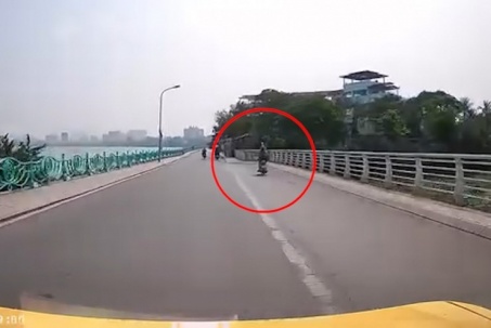 Clip: "Tâm hồn để trên mây" thanh niên lao thẳng xe lên vỉa hè ở Hồ Tây