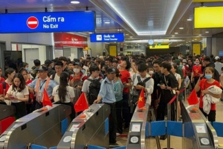 Ngay lúc này, metro ken kín người dân đổ về trung tâm TP HCM