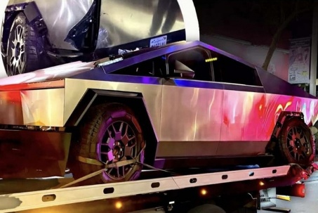 Tesla Cybertruck gần 2,6 tỷ gặp tai nạn, "bán xác" được 203 triệu đồng