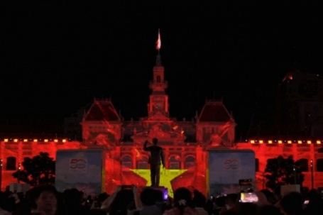 Biển người vỡ òa cảm xúc với màn trình diễn 3D Mapping tái hiện lịch sử