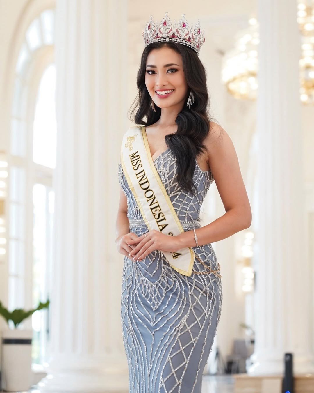 Đại diện Indonesia - Monica Kezia Sembiring - đang được đánh giá cao ở khu vực châu Á. Cô năm nay 22 tuổi, đang theo học ngành Kỹ thuật Hóa học. Monica theo đuổi dự án nhằm mở rộng cơ hội giáo dục và nghề nghiệp cho phụ nữ, đặc biệt tại các khu vực nông thôn. Cô đã tham gia xây dựng một làng nghệ thuật tại miền Trung Java và hỗ trợ công nghệ cho dự án.