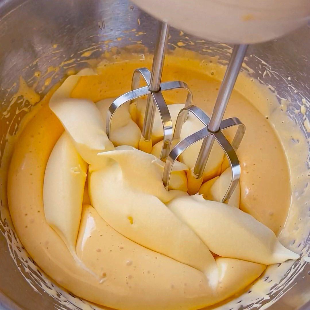 Cho tiếp mascarpone vào đánh cho mịn mượt.