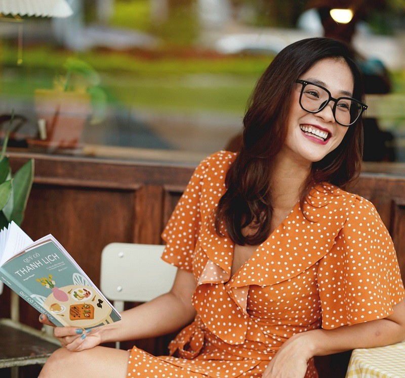 Tuy nhiên, chị dần định giá lại bản thân mình và bắt đầu thiết kế những khoá học làm nội dung, tư vấn thương hiệu cá nhân, đào tạo AI...
