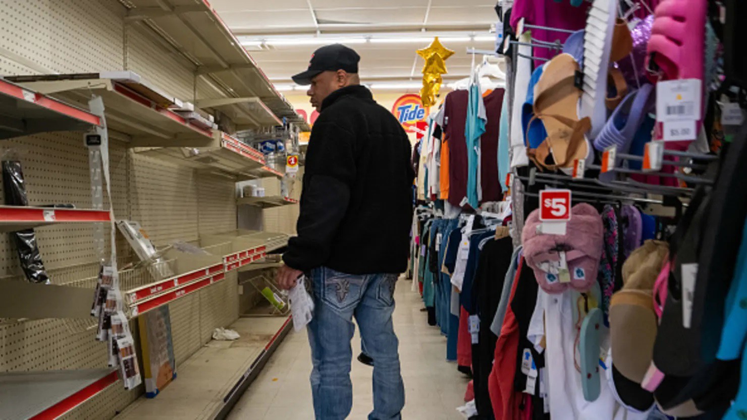 Các kệ hàng của một cửa hàng Dollar Store trống rỗng tại Lansing, Michigan, Hoa Kỳ