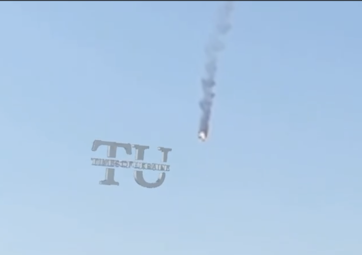 Khoảnh khắc chiến đấu cơ Su-27 của Ukraine bốc cháy và rơi xuống đất. Ảnh chụp màn hình video.