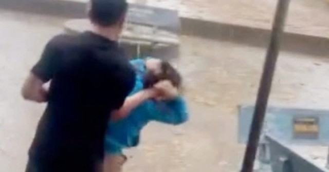 Nam phụ huynh xông vào trường túm tóc, bắt cô giáo đứng giữa trời mưa