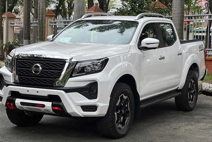 Đại lý giảm giá 90 triệu đồng cho Nissan Navara
