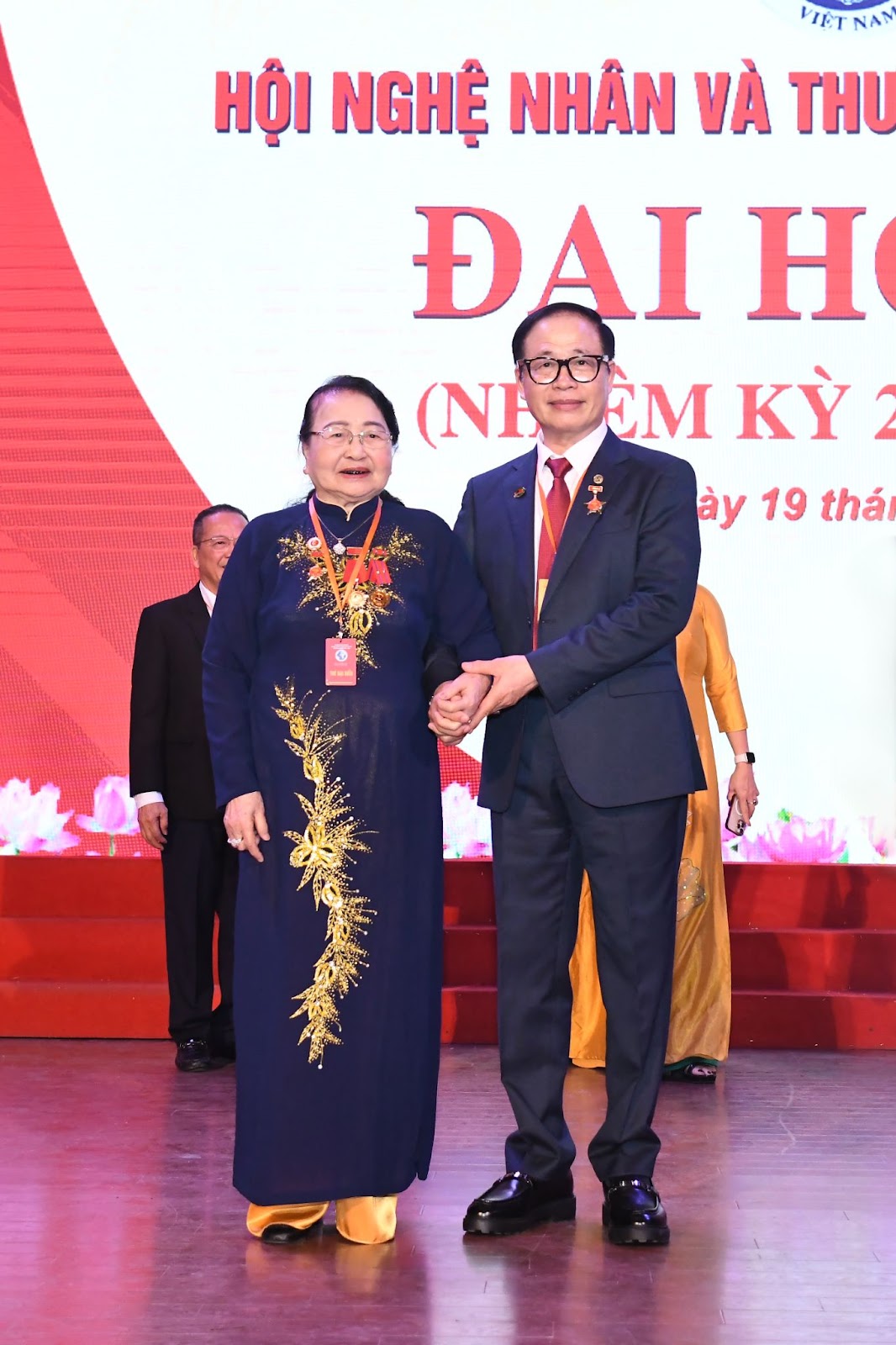 Doanh nhân Vũ Minh Châu cùng mẹ - cụ bà Lương Thị Điểm.