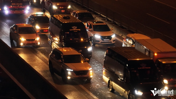 Có đến 3 hàng ô tô di chuyển với vận tốc từ 10 - 20 km/h. Nhiều tài xế cho biết, do lo ngại tình trạng ùn tắc trong sáng mai (30/4) nên quyết định về quê trong đêm.