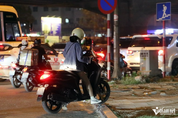 Tại đường dưới thấp (đoạn qua đường Nghiêm Xuân Yêm), nhiều người đi xe máy lên vỉa hè để tránh ùn tắc.