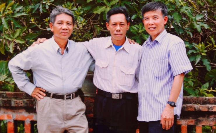 Tổ trinh sát cắm cờ trên tòa nhà Bộ Tổng Tham mưu quân đội Sài Gòn trưa ngày 30/4/1975. Từ trái qua: Đỗ Xuân Hương, Nguyễn Duy Đông và Trịnh Bá Uẩn.