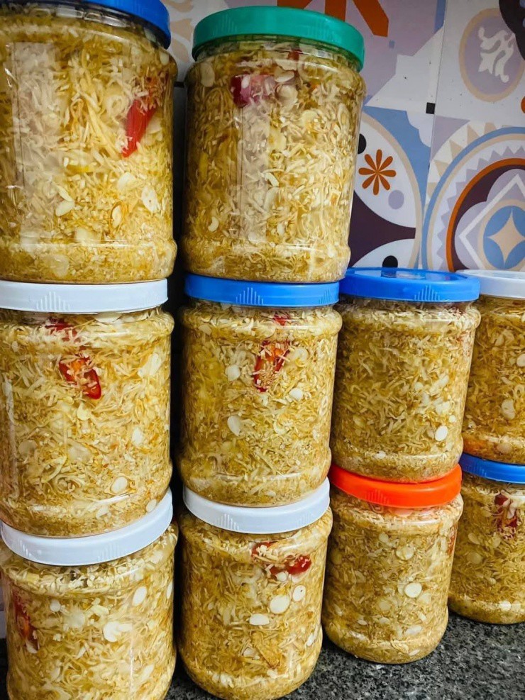 Tùy thuộc vào thời gian sử dụng mà người ta muối nhút có độ mặn nhạt khác nhau. Nếu để ăn quanh năm thì nhút phải muối mặn. Ảnh: Phan Phương Thủy