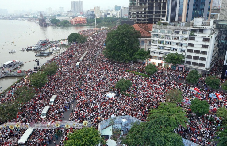 Biển người chờ xem diễu binh ở trung tâm TP HCM - 2