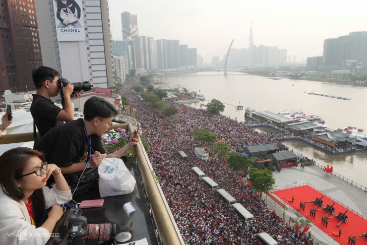 Biển người chờ xem diễu binh ở trung tâm TP HCM - 4