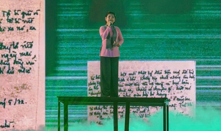 NSND Hồ Ngọc Trinh thể hiện ca khúc 'Ở hai đầu nỗi nhớ'.