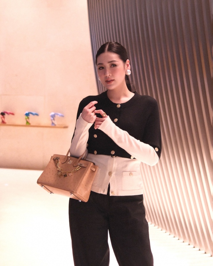Bà mẹ hai con còn sử dụng mẫu túi Hermes Birkin da đà điểu, cũng là một thiết kế xa xỉ limited. Trên nền tảng mua sắm hàng hiệu Madison Avenue Couture, túi được yết giá từ 43.500 USD đến 47.500 USD (khoảng 1,1 đến 1,2 tỷ đồng).