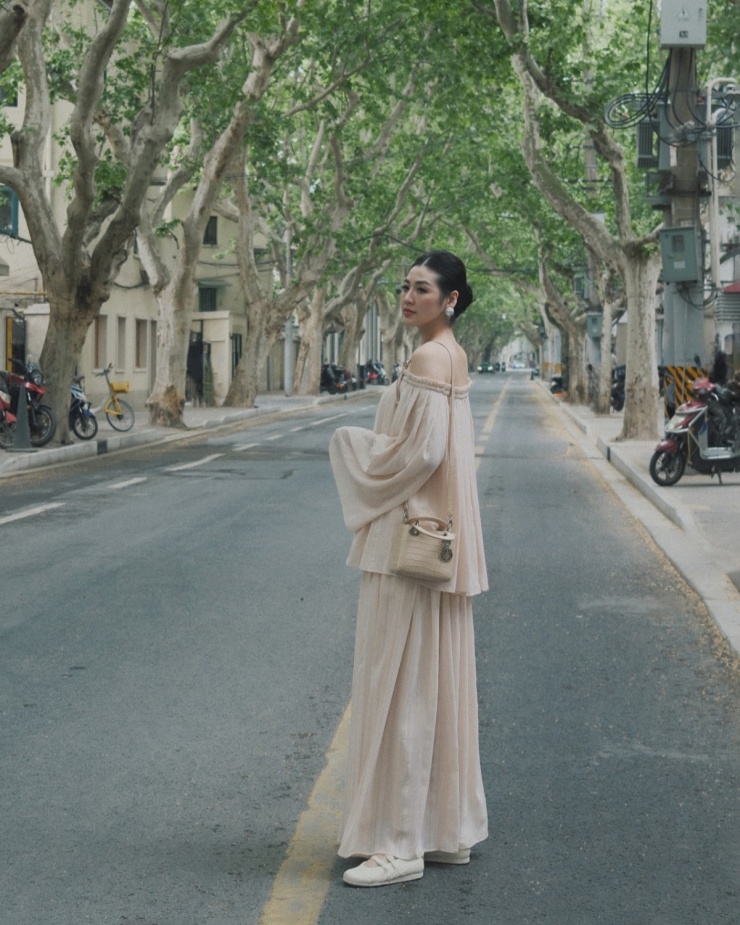 Diện set trang phục gồm áo trễ vai, chân váy bay bổng phối cùng túi Dior, Tú Anh được nhiều khán giả khen trông nhẹ nhàng, sang trọng.