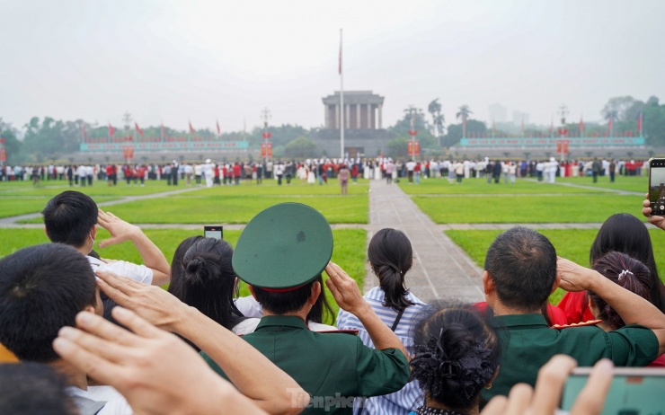 Trong giây phút thiêng liêng, khi giai điệu bài ''Tiến quân ca'' vang lên hùng tráng, không ai bảo ai, những người có mặt bên Lăng Bác và cả những người đi qua đường Hùng Vương nhanh chóng trở về tư thế đứng nghiêm, cùng hướng về lễ đài với tấm lòng thành kính, ngưỡng vọng và tin yêu!