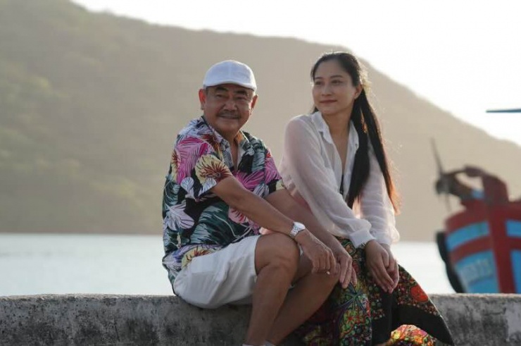 Là quản lý kiêm người yêu, Chân Chân luôn bên cạnh nghệ sĩ Việt Anh 'như hình với bóng'. Cô chăm chút ông từng ly từng tý, hỗ trợ mọi việc để bạn trai yên tâm hoạt động nghệ thuật.
