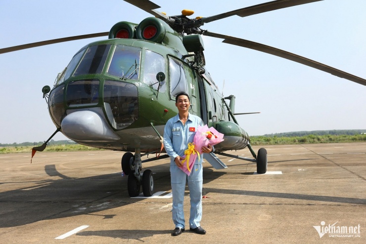 Thượng tá Nguyễn Trưởng Toán, Chính ủy Trung đoàn 917 nhận hoa chúc mừng hoàn thành nhiệm vụ