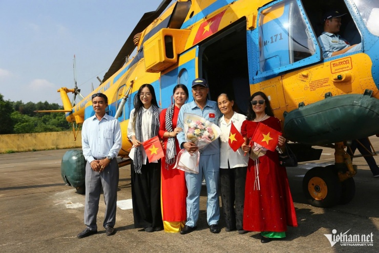 Tại sân bay Biên Hòa, sau khi hoàn thành màn trình diễn trên bầu trời TPHCM, gia đình phi công Nguyễn Đình Giang tặng hoa chúc mừng ông hoàn thành nhiệm vụ bay kỷ niệm 50 năm thống nhất đất nước.