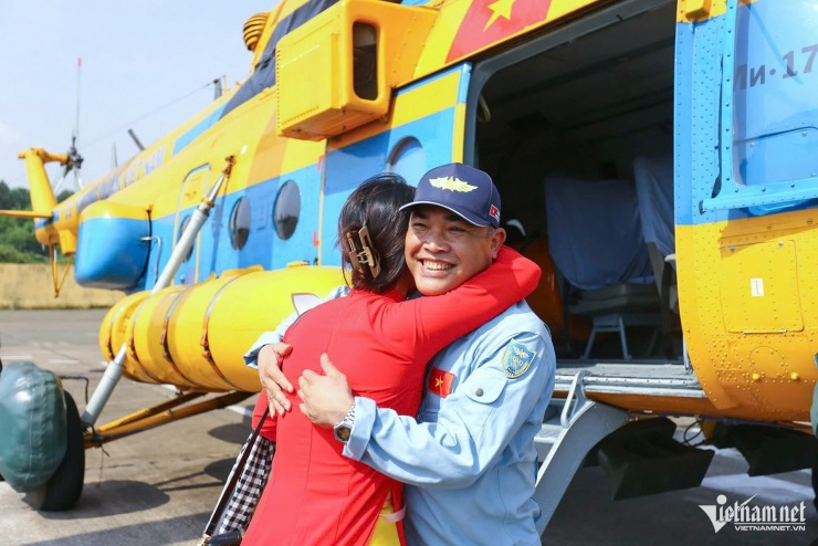 Cái ôm của người thân chúc mừng chiến sĩ phi công sau khi hoàn thành nhiệm vụ