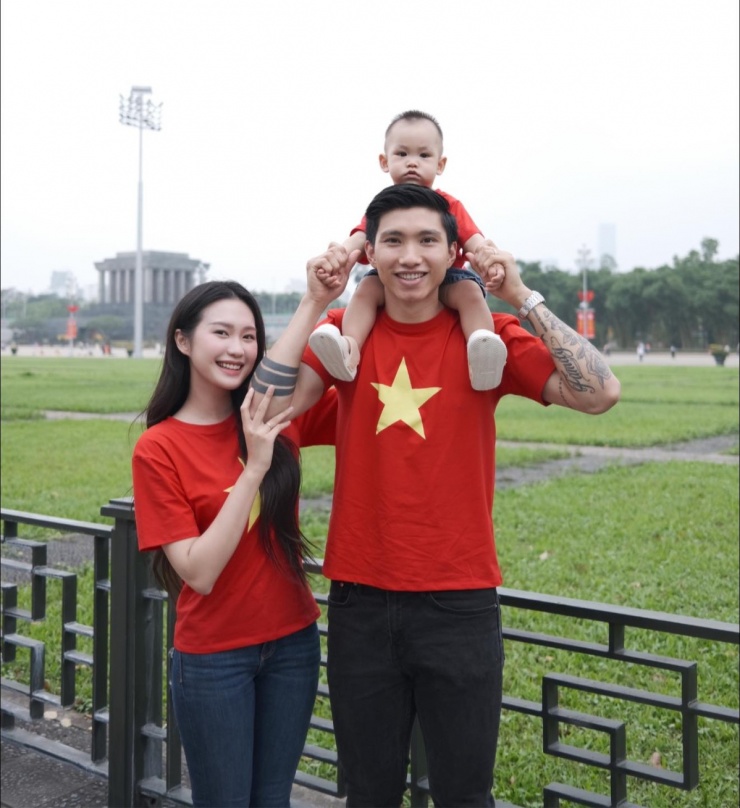 Bé Lúa tên thật là Đoàn Minh Đăng, chào đời hồi tháng 5/2024. Văn Hậu nghỉ thi đấu gần hai năm qua nên Hải My vẫn chưa có dịp đưa con đến sân cổ vũ bố thi đấu.