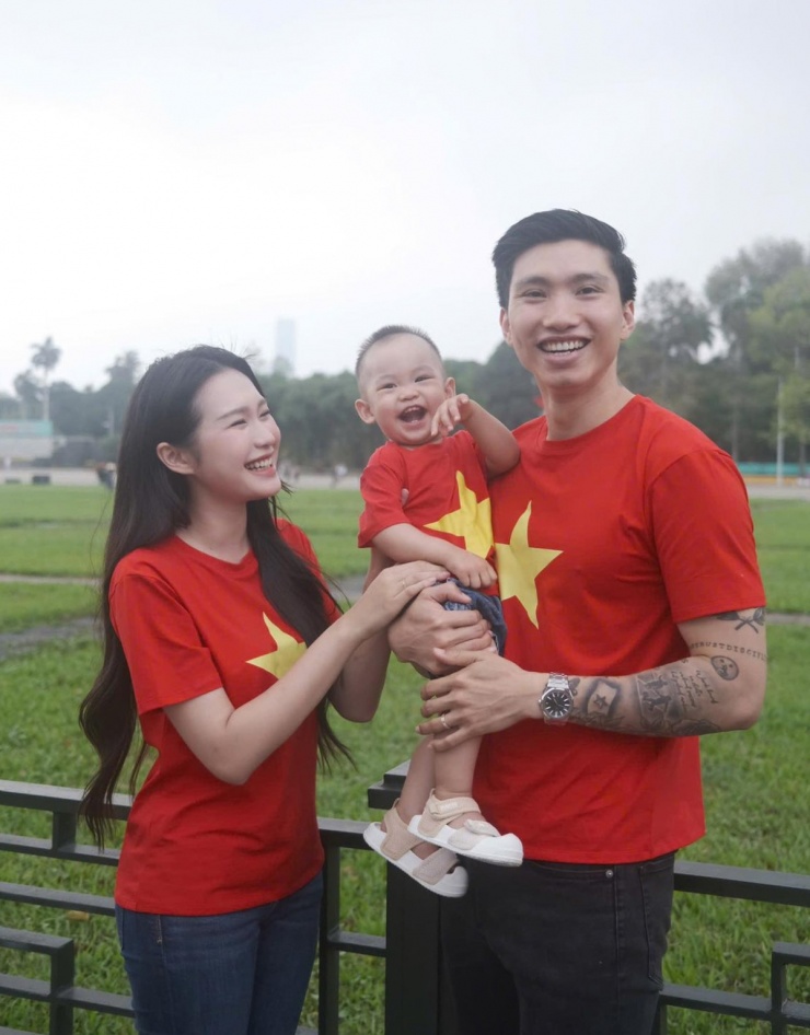 Quý tử nhà Văn Hậu cười tươi hết cỡ bên bố mẹ. Cậu nhóc được nhiều người khen có nụ cười dễ thương.