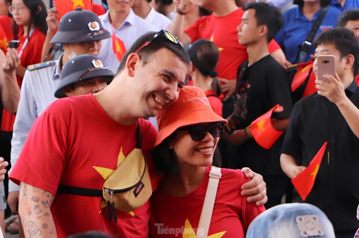 Du khách nước ngoài cũng khoác áo cờ đỏ sao vàng, chung niềm vui với đất nước Việt Nam.