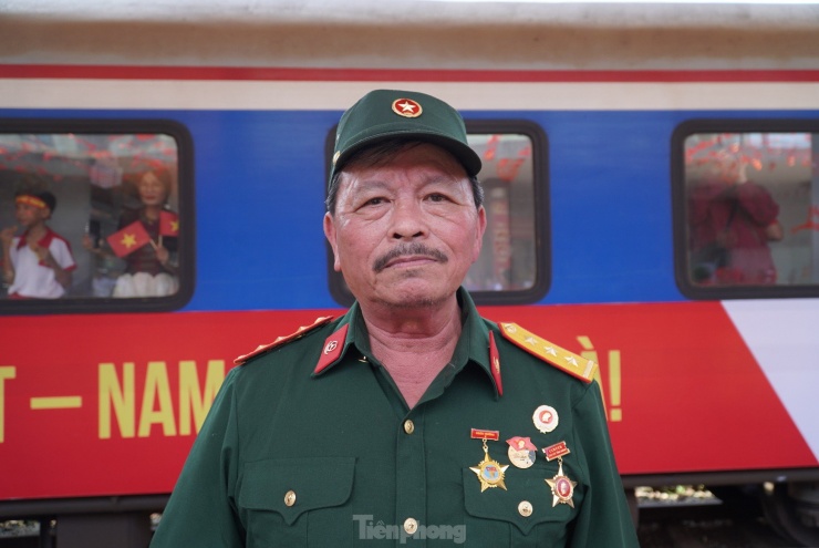 Cựu chiến binh Trần Ngọc Thảo (Trung đoàn vận tải 559) đi trên chuyến tàu SE1 từ Hà Nội vào. Ông bày tỏ rất xúc động và hạnh phúc trong ngày hội thống nhất non sông. “Đồng đội tôi ngày ấy người còn, người mất. Tôi được có mặt trên chuyến tàu thống nhất, được ngắm nhìn non sông thu về một mối là điều may mắn. Thế hệ ngày trước ngã xuống cho đất nước đứng lên, thế hệ hôm nay được sống trong hoà bình, hãy cố gắng góp phần dựng xây Tổ quốc vẻ vang”, ông nói.