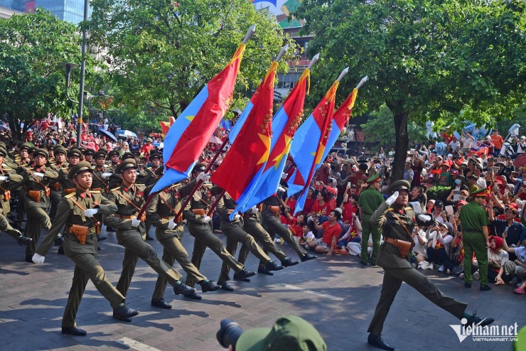 Khối sĩ quan đại diện 5 cánh quân diễu binh, diễu hành trên phố đi bộ Nguyễn Huệ ngày 30/4. Ảnh: Nguyễn Huế