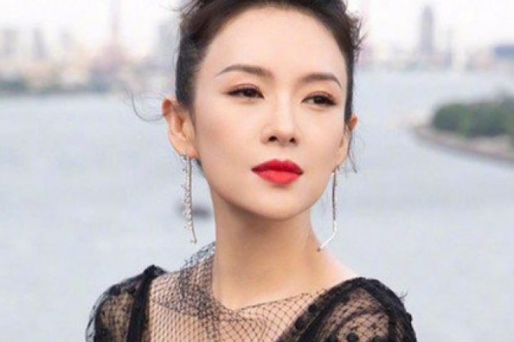 Chương Tử Di gặp tai nạn sân khấu, tình trạng giờ ra sao?
